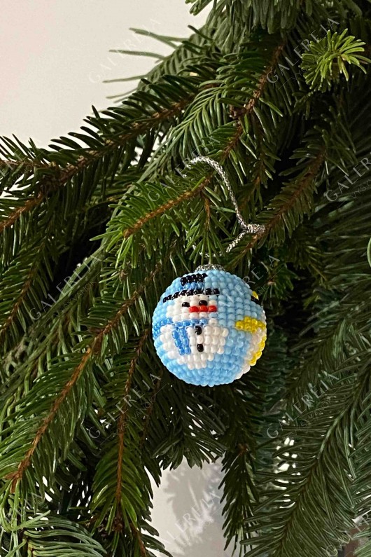 The ball for the Christmas tree is small