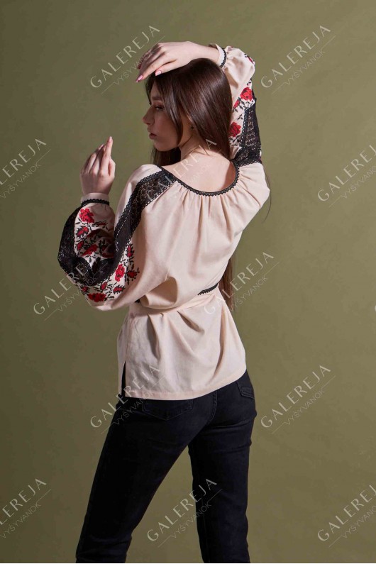 Жіноча вишита блузка «Пряма роза»