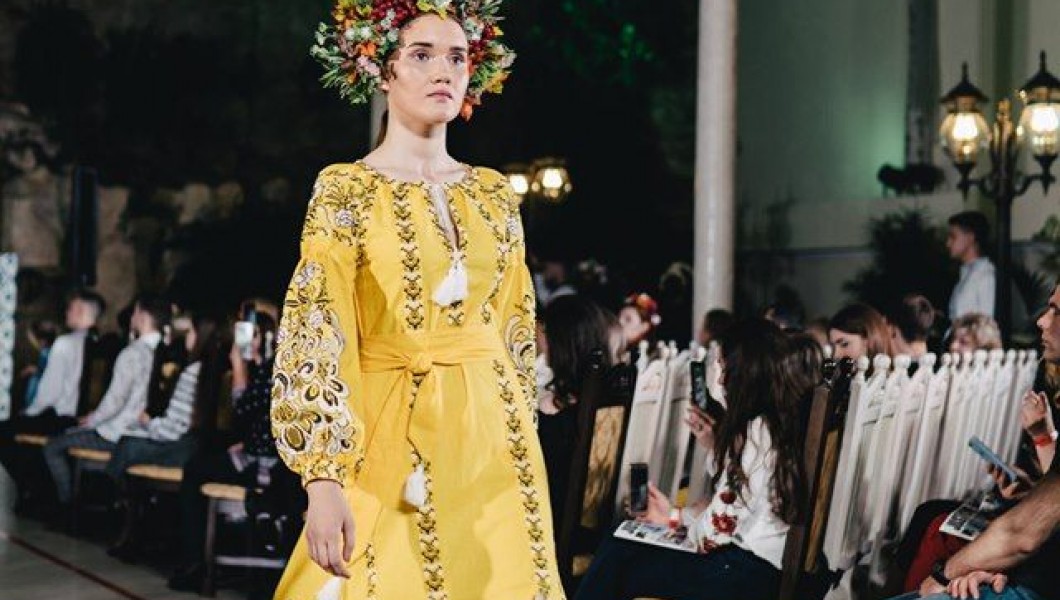 День Вишиванки показом модного українського одягу відзначила «Галерея Вишиванок» разом із журналом «Just One»