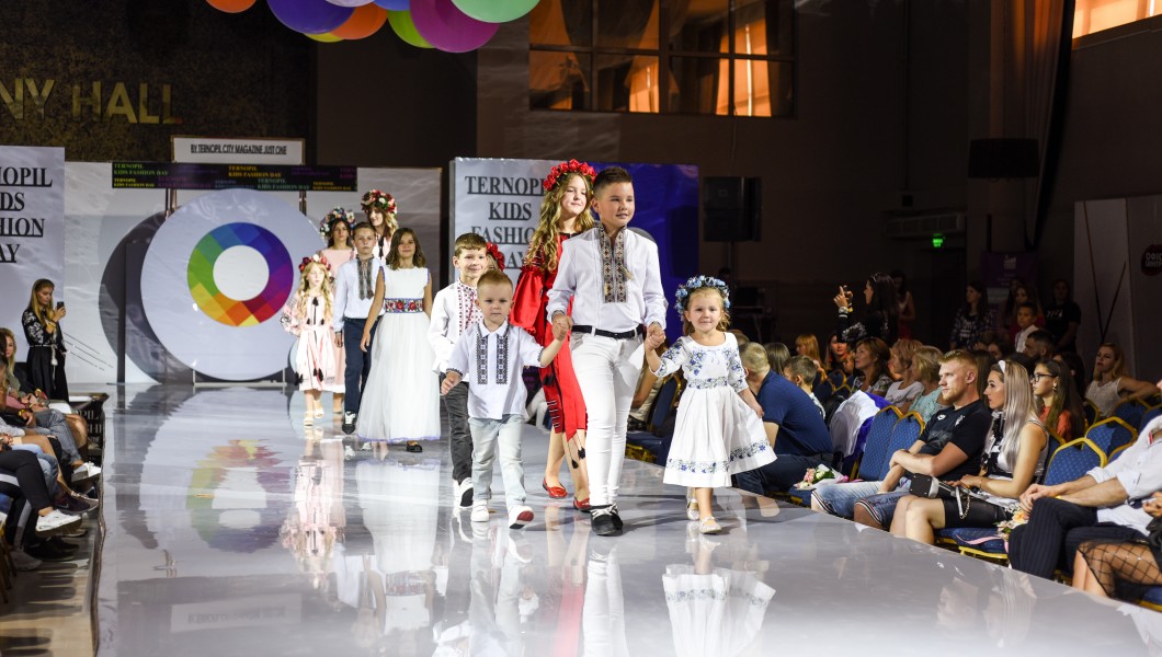 На Дитячих днях моди  у Тернополі представили дитячий одяг від «Галереї Вишиванок»