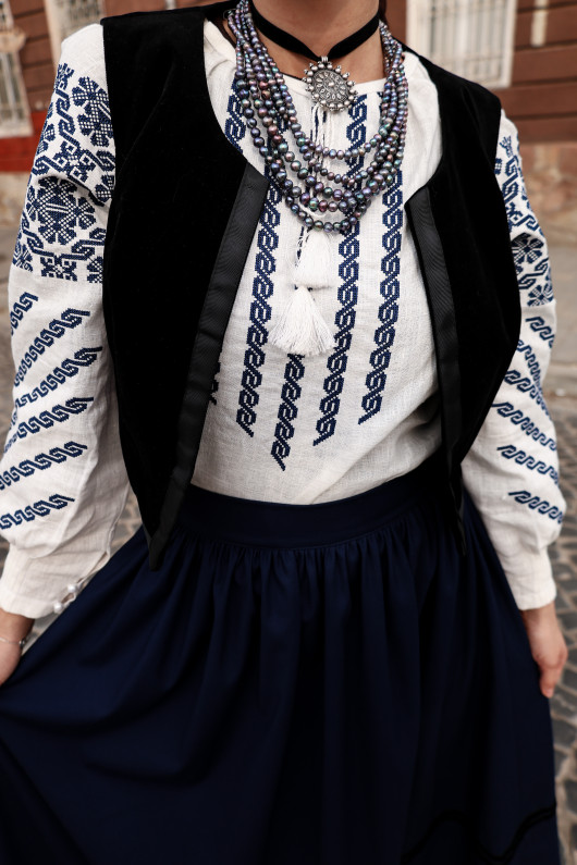 Women’s embroidered shirt “Khortytsia”