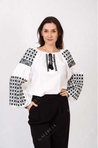 Women's embroidered shirt "Nezlamna"