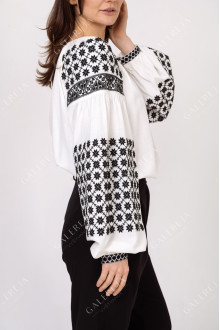 Women's embroidered shirt "Nezlamna"